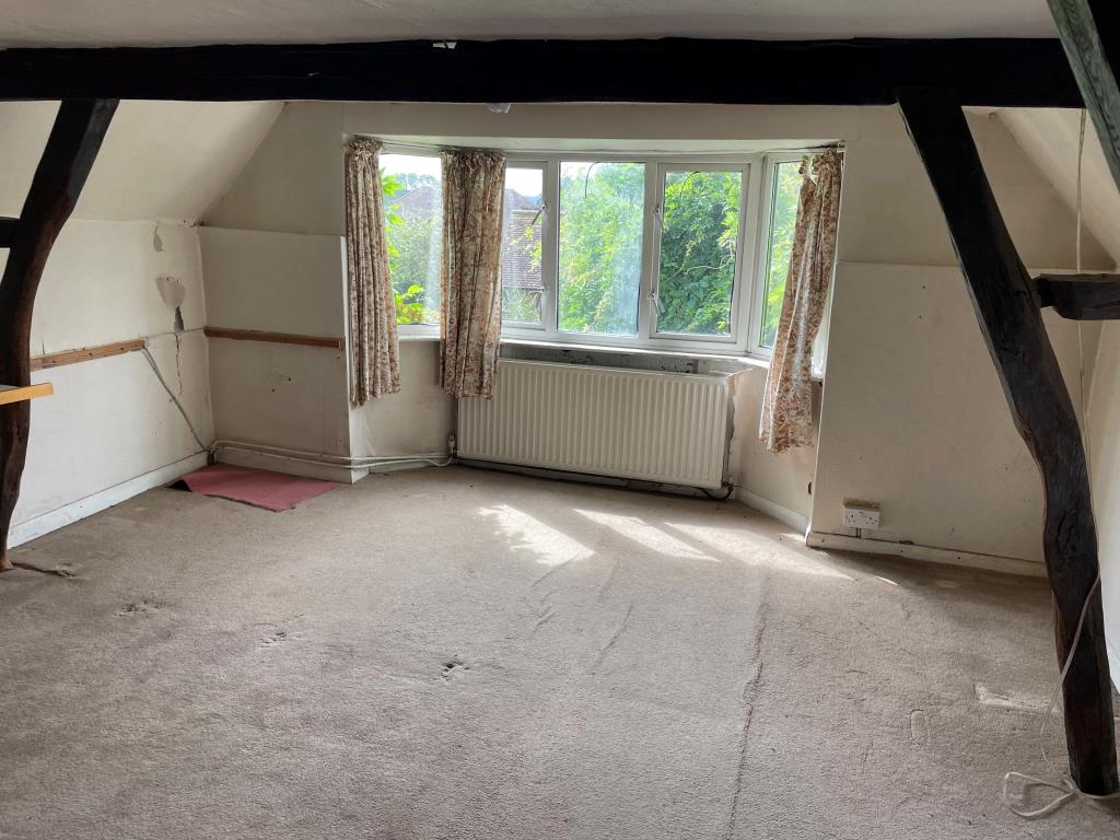Lot: 69 - CHARACTER COTTAGE IN NEED OF UPDATING AND REPAIR - Main bedroom to rear with beams